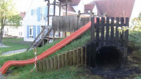 Ausgebrannt ist dieses Krabbelrohr auf dem Spielplatz des Kindergartens in Feldheim. 
