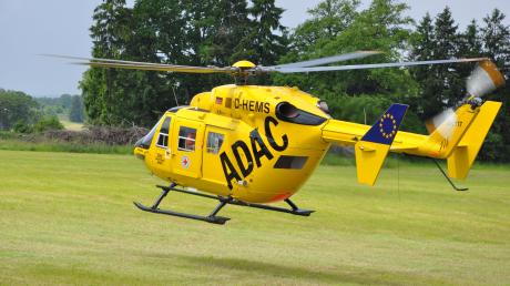 Rettungshubschrauber des ADAC bei einem Einsatz nahe Buchdorf nach einem schweren Unfall auf der B2. Bei der Maschine handelt es sich um eine BK 117 aus dem Hause Eurocopter.