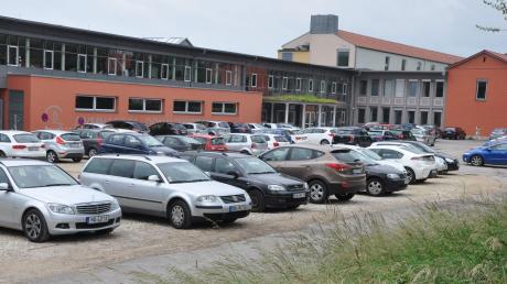 Der sogenannte Lehrerparkplatz am Gymnasium Donauwörth soll neu gestaltet werden. Politisch wird darüber munter diskutiert.