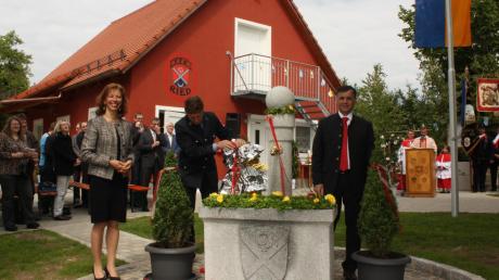 Große Leistung einer kleinen Wehr: In Ried wurde gestern das neue Feuerwehrgerätehaus samt Brunnen eingeweiht. Dies würdigte unter anderem Bürgermeister Günther Pfefferer (rechts).  
