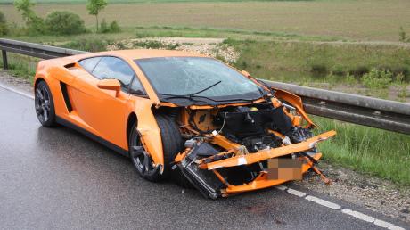 Mit diesem Lamborghini ist ein 47-Jähriger auf der B2  im angrenzenden Mittelfranken gegen einen Lkw gekracht. Der Schaden liegt im sechsstelligen Bereich. 
