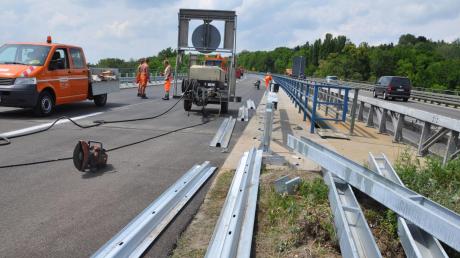 Die Bauarbeiten an der Hangbrücke am Schellenberg bei Donauwörth dauern etwas länger als geplant. Derzeit werden die Leitplanken montiert.