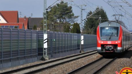 Die Deutsche Bahn will bis 2018 in Donauwörther Stadtgebiet Lärmschutzwände auf einer Länge von gut zwei Kilometern bauen. Das Bild zeigt die erst im März dieses Jahres fertiggestellten Wände an der Bahnstrecke Augsburg–Donauwörth bei Westendorf. 