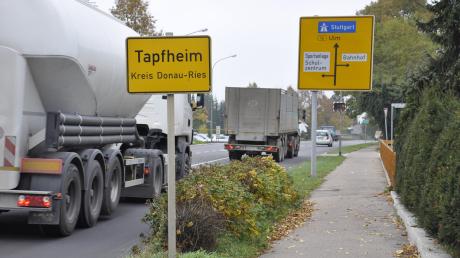 Täglich rollt viel Verkehr durch die Gemeinde Tapfheim. Das soll sich mit einer Umfahrung ändern. Derzeit laufen die Planungen. 