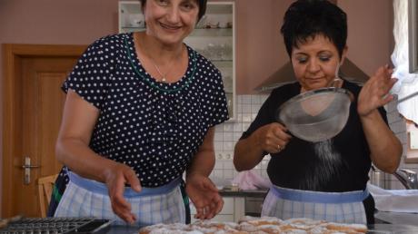 Irmi Miller (links) und ihre Schwester Resi Sailer treffen die letzten Vorbereitungen in der Küche. Die Küchle servieren sie ihren Gästen auf dem Hof. Wie dies ankommt, zeigt sich in der sechsten Staffel der „Landfrauenküche“.