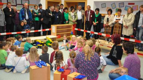 Besuch im Kindergarten: Eine 14-köpfige Jury sowie Bürger und Vertreter von Behörden und Institutionen schauten sich gestern in Wolferstadt um. 