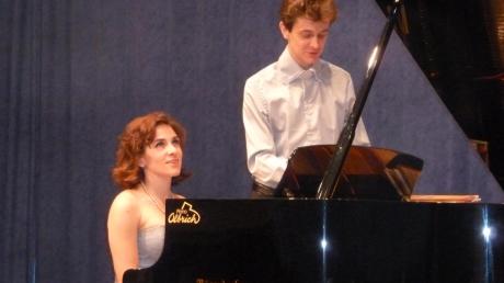 Henri Bonamy und Lilian Akopova in Mertingen – das Paar bot ein imposantes „Klavierkonzert zu vier Händen“. 
