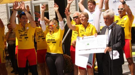 Spendenschecks in Höhe von mehr als 11000 Euro übergab Mertingens Bürgermeister Albert Lohner (rechts) für die Benefiz-Radler. Mittendrin: die ehemalige Eisschnelllauf-Olympiasiegerin Anni Friesinger-Postma.  

