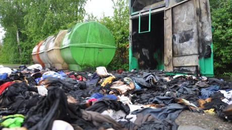 Eine der vergangenen Taten:  dieser Altkleidercontainer am Recyclinghof in Wemding brannte im Mai. 