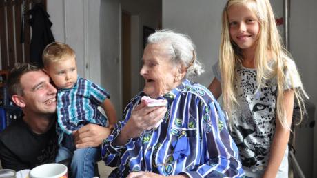 Maria-Magdalena Vogel ist am 22. Juli 1911 in Wolferstadt geboren. Jetzt hat sie ihren 103. Geburtstag gefeiert. Dazu gratulierten auch die Ururenkel Jessy, 10 (rechts), und Finn, 2, hier mit seinem Papa Adrian Sturm. 