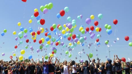 Die Kinder der Antonius-von-Steichele-Grundschule Mertingen ließen zur Feier des 20. Geburtstags ihrer Schule bunte Luftballons steigen. 
