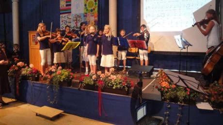 Verschiedene Versionen des Liedes „Das Heidenröslein“ trugen Schulchor und Geigenensemble bei der Jubiläumsfeier vor. 
