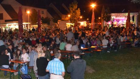 Prall gefüllt war der Festplatz in der Grasstraße am Samstagabend, als die Holzheimer Musikanten aufspielten.