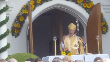 Aufrichten statt richten – der ehemalige Augsburger Bischof Walter Mixa lobte die Initiative zur Errichtung der Waldkapelle vor 20 Jahren. 
