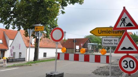 Die Ortsdurchfahrt in Großsorheim verwandelt sich mindestens bis Dezember in eine Baustelle. Die Arbeiten laufen bereits. Die Fläche um die Dorflinde wird verkleinert, der Baum bleibt aber stehen. 

