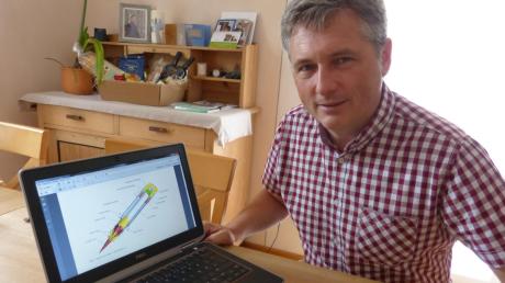 Markus Thiel zeigt eines der von ihm entwickelten Harpunen-Geschosse, mit dem der Landekörper der Rosetta-Sonde auf dem Tschurjumow-Gerassimenko-Kometen verankert wird. 