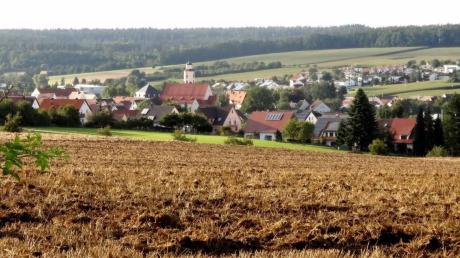 Einen schönen Blick auf Monheim mit der Pfarrkirche in der Mitte hat man von der Anhöhe vor dem Stadtteil Ried.  
