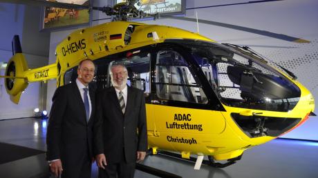 Die ADAC Luftrettung GmbH hat in Donauwörth den ersten von insgesamt 14 neuen Hubschraubern des Typs EC 145 T2 von Airbus Helicopters in Empfang genommen. Darüber freuen sich Wolfgang Schoder (links) von Airbus Helicopters Deutschland und Thomas Burkhardt, der Vizepräsident für Technik beim ADAC. 