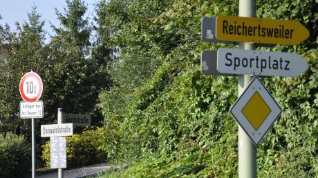 Die Gemeinde Tapfheim muss ihre Zehn-Tonnen-Beschränkung in der Nordstraße im Ortsteil Brachstadt aufheben. Das bestätigte das Verwaltungsgericht Augsburg. Der Weg führt zum Reichertsweiler Hof, wo eine riesige Schweinemast entstehen soll. 