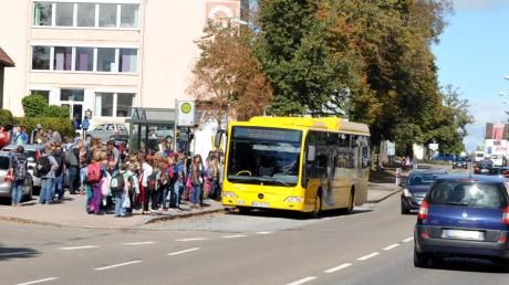 Unbefriedigend ist bisher die Situation an der Bushaltestelle beim Donauwörther Gymnasium. Daher soll sie nun in die Adalbert-Stifter-Straße verlegt werden. 