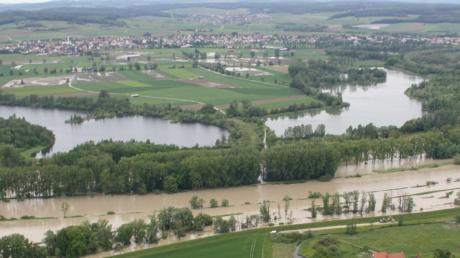Beim Hochwasser im Juni 2013 trat die Donau über ihre Ufer – hier der Blick von Süden Richtung Tapfheim. Das Gebiet zwischen der Donau und dem Ort (inklusive der Tapfheimer Seen) wird vom bayerischen Umweltministerium geprüft. Dort könnte bis nach Schwenningen ein 670 Hektar großer Flutpolder entstehen. 