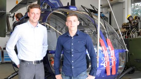 Moritz Schädler und Tobias Gagelmann (von links) haben bei Airbus Helicopters ein deutschlandweit einmaliges duales Studium abgeschlossen. Es verbindet die Theorie in Maschinenbau mit der Praxis als Flugzeuggerätemechaniker. 
