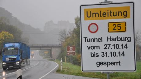 Schlechte Nachricht für viele Verkehrsteilnehmer im Donau-Ries-Kreis: Die B25 wird im Bereich der Harburger Tunnel vom 27. Oktober an für einige Tage gesperrt. Darauf weisen bereits große Schilder hin. 