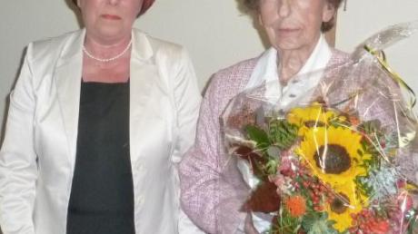 Marianne Paula (links), Vorsitzende des Frauenkreises, bedankte sich mit einem Blumenstrauß bei Ehrenvorsitzender Ida-Maria Bayer, die nicht mehr kandidierte. 
