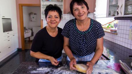 Irmgard Miller (rechts) mit ihrer Schwester und Küchenhilfe Resi Sailer. Am Wochenende war in der Sendung „Landfrauenküche“ im Bayerischen Fernsehen der Beitrag mit Miller als Köchin zu sehen.  
