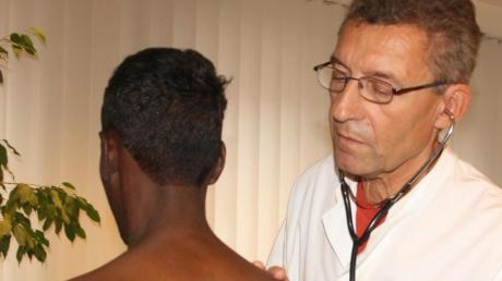 Mögliche Infektionen sollen sich nicht ausbreiten: Dr. Rainer Mainka untersucht einen Flüchtling aus Afrika.