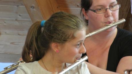 Der Nachwuchs spielte bewundernswert auf: Die stellvertretende Jugendleiterin Kathrin Sommer mit einer Musikschülerin. 
