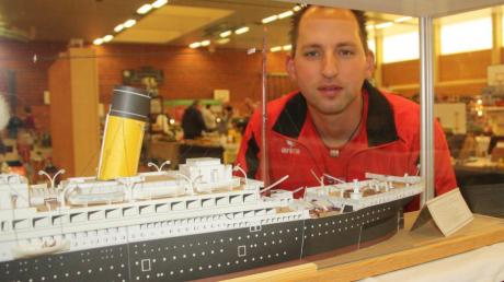 Das Unglücksschiff: Die Titanic hat Benjamin Knoll aus Huisheim in mühevoller Arbeit aus Pappe nachgebaut.