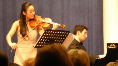 Der erste Abend mit drei Sonaten war bereits ein Erfolg: Byol Kang, Violine, und Boris Kusnezow, Klavier, in Mertingen.  
