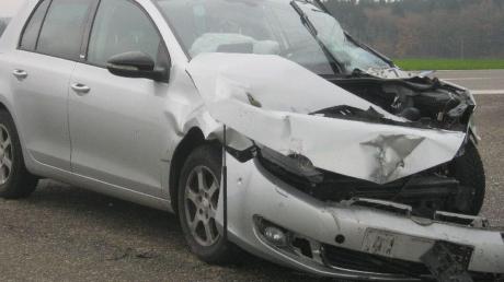 Schwere Verletzungen erlitt die Fahrerin, 78, dieses Autos bei einem Zusammenstoß mit einem Lastwagen.