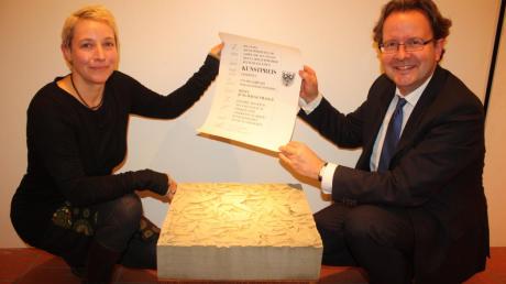 Oberbürgermeister Armin Neudert überreichte Silvia Jung-Wiesenmayer für ihren „Pflanzenstein“ den Donauwörther Kunstpreis 2014.  
