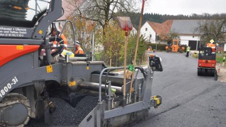 Im Wolferstädter Ortsteil Rothenberg werden die Straßen neu asphaltiert. Damit gehen die seit über einem Jahr andauern Bauarbeiten ihrem Ende entgegen. 
