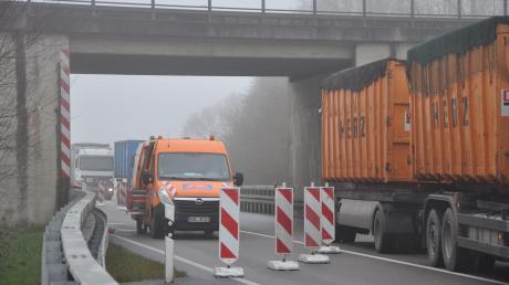 Im Bereich der Eisenbahnbrücke zwischen den Anschlussstellen Berg Wörnitzstein und Ebermergen ist die B 25 wegen Bauarbeiten halbseitig gesperrt.