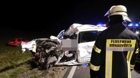 Bei einem schweren Verkehrsunfall auf der B25 zwischen Donauwörth und Ebermergen ist eine Autofahrerin ums Leben gekommen. 