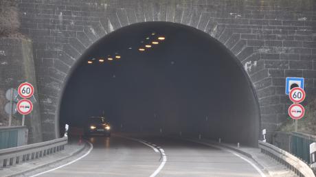 Der Tunnel, durch den die B25  unter der Harburg hindurchführt, hier Blick aus Richtung Nördlingen.