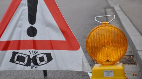 Warnschild der Polizei bei einem Verkehrsunfall in Donauwörth.