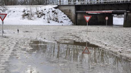 Die Auchsesheimer Unterführung ist seit Sonntagvormittag überflutet.