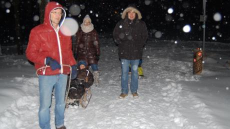 In dichtem Schneetreiben begaben sich die Teilnehmer beim „Internationalen Volkswandertag“ in Wolferstadt auch bei Dunkelheit auf eine fünf Kilometer lange Strecke. Die musste eigens freigeräumt werden.  
