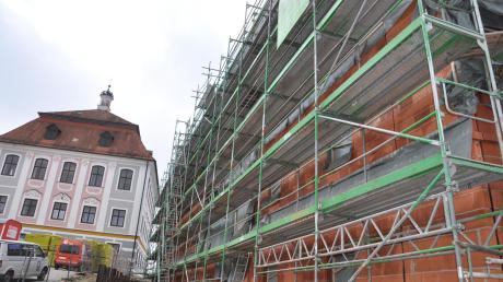 Großbaustelle in kleinem Dorf: Die Arbeiten für das Schlosshotel in Leitheim laufen auf vollen Touren. Rechts im Bild ist der Neubau zu sehen, in dem einmal 98 Betten stehen sollen. Links im Hintergrund das Hauptgebäude des Schlosses. 