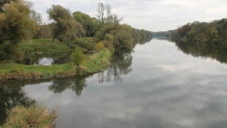 Die Donau zwischen Marxheim und Bertoldsheim kann bei Hochwasser zur Gefahr werden. 
