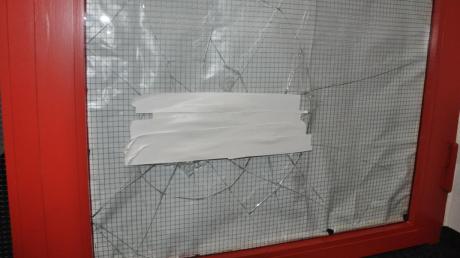Die Einbrecher zertrümmerten in der Tapfheimer Grundschule unter anderem diese Glastür. 