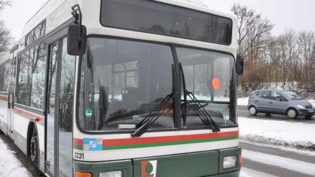 Seit über zwei Monaten steht dieser ausrangierte Linienbus auf einem Parkplatz neben der B2 bei Bergstetten. Was mit dem Bus passiert, der eigentlich einem Litauer gehört, ist noch unklar. 