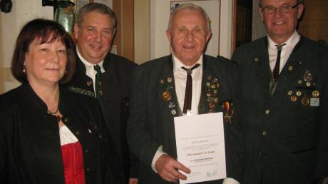 Gauschützenmeisterin Rita Schnell, Bezirksschützenmeister Karl Schnell (von links) und Schützenmeister Walter Fronz (rechts) ehrten Edmund Altmann für seine 42-jährige Tätigkeit als Sportwart. 

