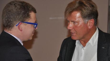 Gespräch am Rande der Stadtratssitzung: Dietmar Dahlke (rechts) mit seinem Anwalt Sven Gaudernack.  
