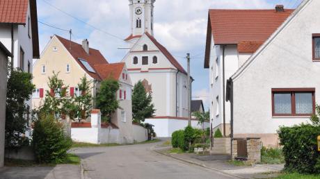 Die Anlieger der Kirchstraße – das Bild entstand kurz vor deren Ausbau – und zweier weiterer Straßen in Sulzdorf müssen deutlich mehr bezahlen als zunächst angenommen. Dies sorgt für Unmut.  

