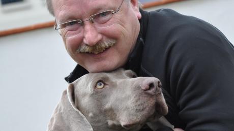 Oberkommissar Jörg Leinfelder mit seinem Personensuchhund Max.